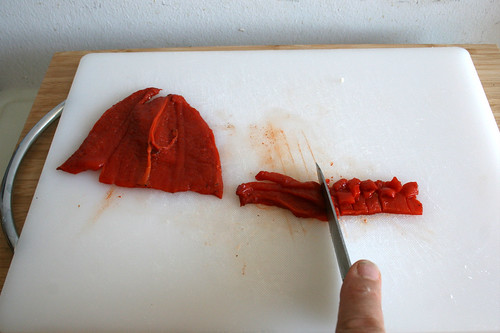 12 - Geröstete Paprika zerkleinern / Cut roasted bell pepper in small pieces
