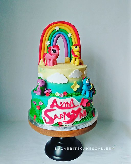 Cake by Shaza Azh of Sugarbitecakesgallery