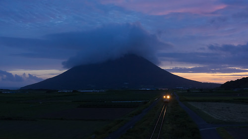 train rail cloud mountain sunset dusk kagoshima japan kaimon sony nex7 sel1670z 鹿児島 指宿 開聞岳 指宿枕崎線 青春18きっぷ