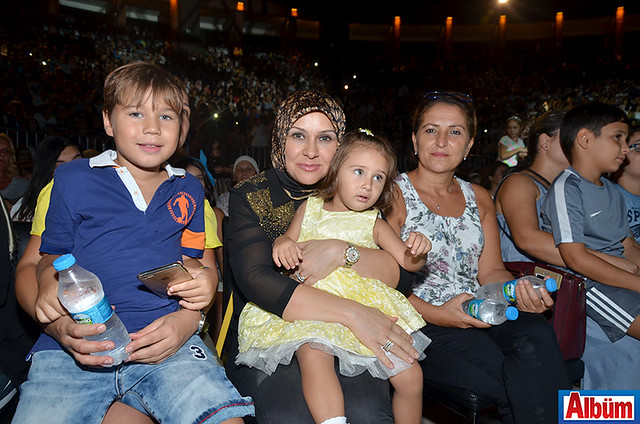 Alanya Belediye Başkanı Adem Murat Yücel'in eşi Yıldız Yücel ve dostları da konserdeydi.