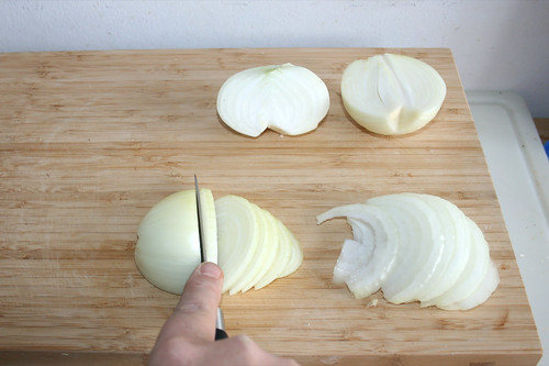 18 - Zwiebeln in Ringe schneiden / Cut onions in rings