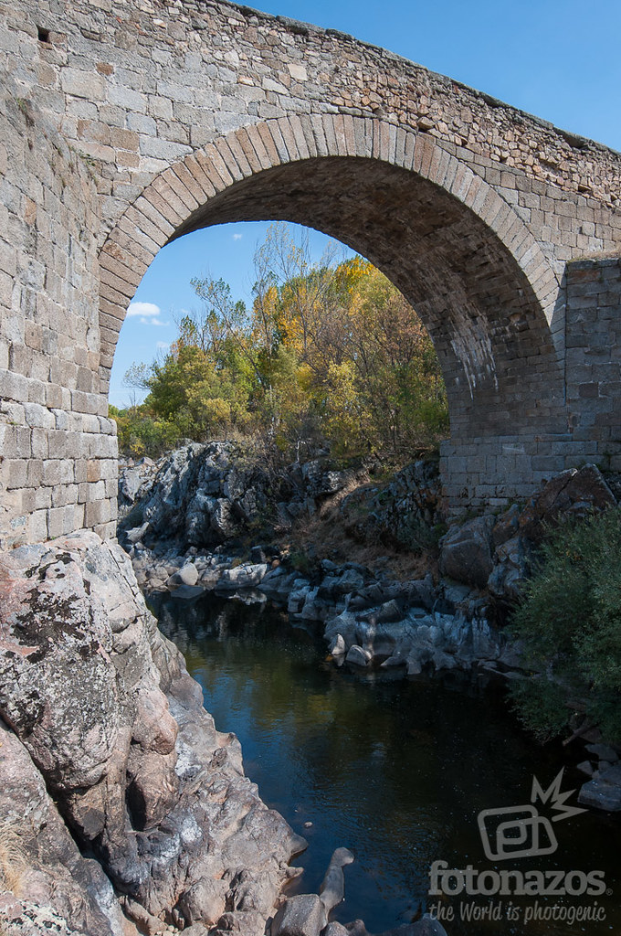 El Puente Medieval sobre el río Tormes en Puente del Congosto, Salamanca