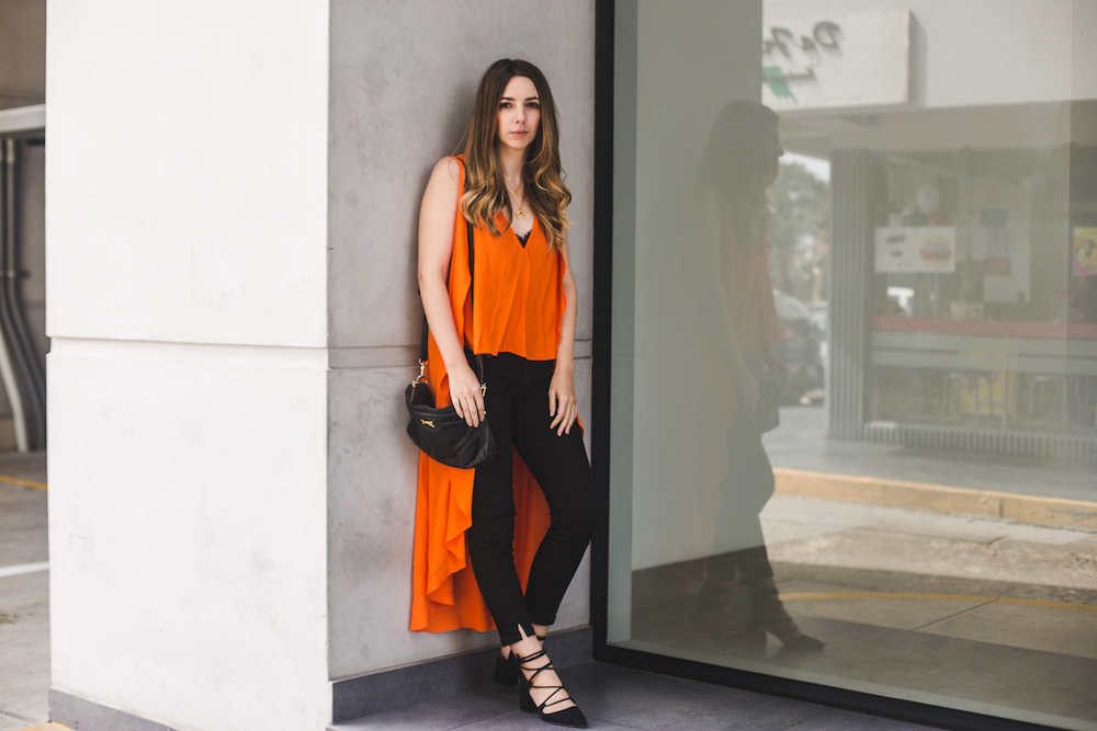 𝙉𝙤𝙧𝙖 𝙎𝙖𝙣𝙙𝙧𝙖 on Instagram: Hoy se sale!!! Pantalón naranja+top.  Riñonera negra y por si refresca blazer Negro. Las sandalias naranja son de  @tequilaonline por supuesto!!.  #fashion #fashionstyle #inspiration  #fashioninspo #trendy