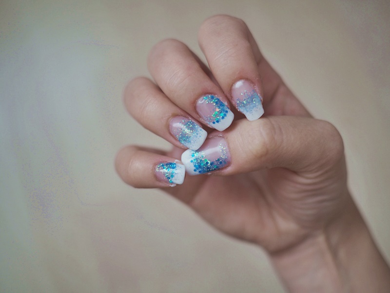 gelnails-nailart-french-manicure-with-turquoise-glitter
