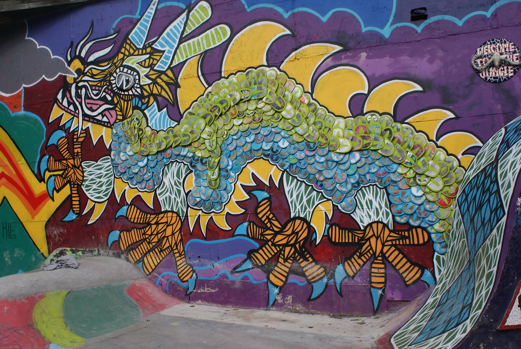 Street art à Christiania à Copenhague : Dragon en écaille de planche de skateboard.