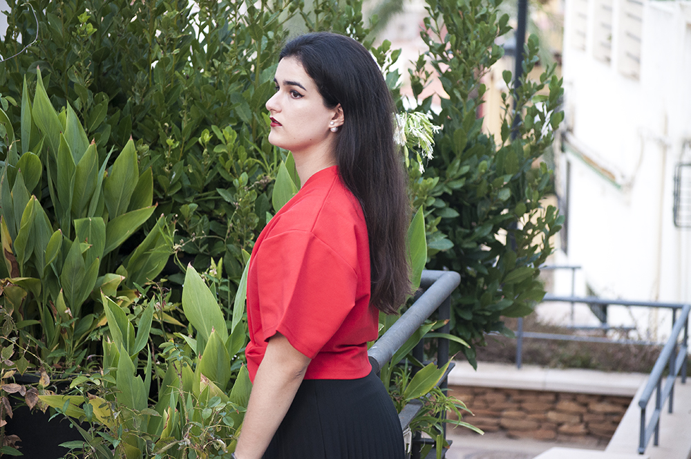 something fashion blogger influencer valencia spain, outfit kimono crop top red lightinthebox summer pleated black skirt fashion how to wear