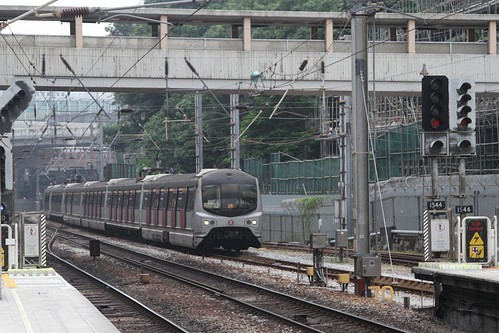 Northbound train takes the 'loop' platform at Sha Tin, main line clear for a Through Train to overtake