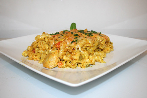 75 - Curry cream pasta bake with chicken in yoghurt marinade - Side view / Curryrahmnudeln mit Hähnchen in Joghurtmarinade - Seitenansicht