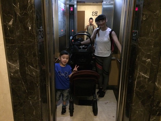 三娃媽咪寶貝日記 停車場電梯2