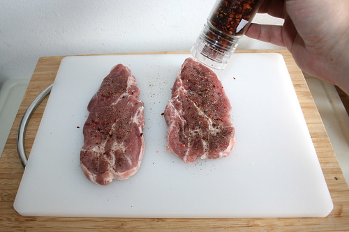 19 - Steaks mit Salz, Pfeffer & Chiliflocken würzen / Season steaks with salt, pepper & chili flakes
