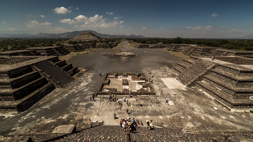 teotihuacan pyramidofthemoon pirámidedelaluna pirámidedelsol mexico latinamerica pyramid pyramids mesoamerica archeology precolumbian calzadadelosmuertos avenueofthedead samyang 14mm wideangle crowdpleaser tourist tourism tourists symmetry