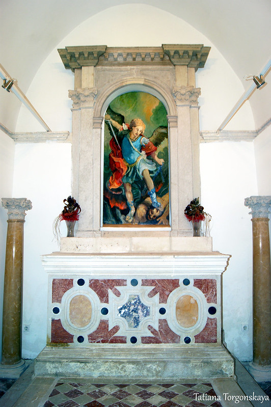 Внутри церкви  Св. Михаила