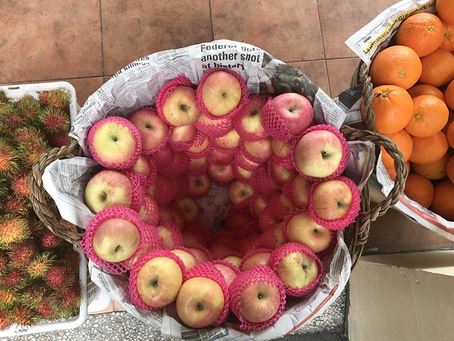 Baguio Aug 25, 2017 fruits vendors, rose bowl