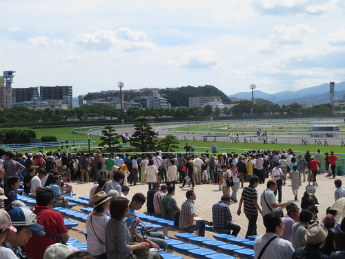 小倉競馬場のウイナーズサークルに撮影で群がる人々