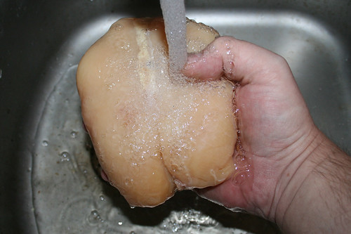 16 - Hähnchenbrust waschen / Wash chicken breast