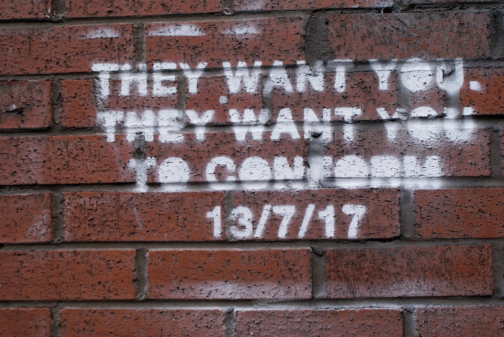 Street art à Glasgow : "They want you, they want you ton conform. 13/07/17"