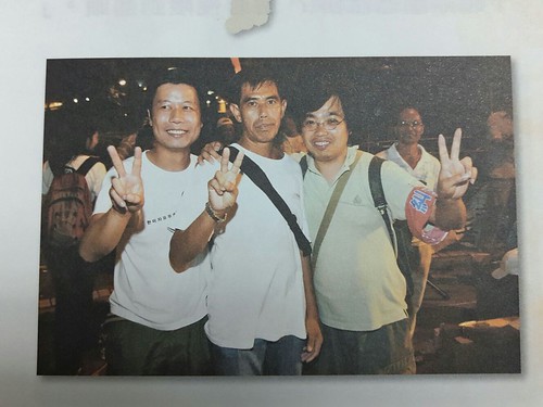 筆者(右)與紮鐵師傅冼祥攝於工潮勝利的一刻，工黨秘書長譚駿賢(左)，當年亦積極支援工潮。