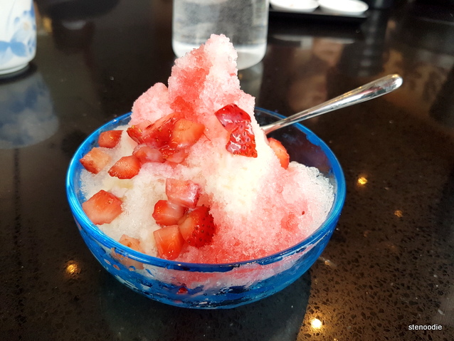 Crushed Ice with Fresh Strawberry