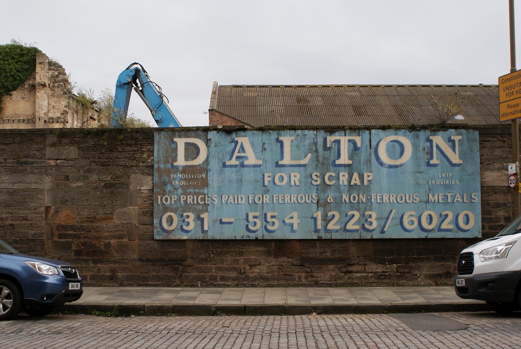 Récupération de métal dans l'ancien quartier industriel de Leith à Edimbourg.