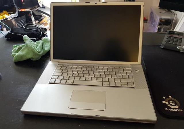 Un vieux Macbook zombifié avec un Dex Samsung