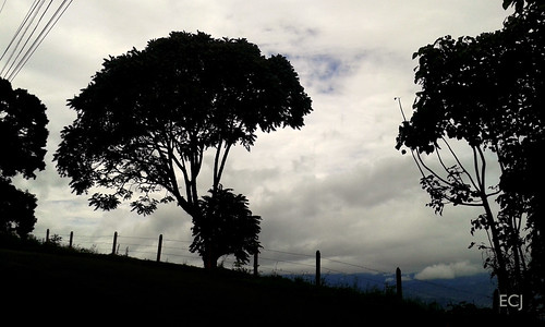 silueta nubes vegetación naturaleza caminata cercado cableado poste montaña valle rural
