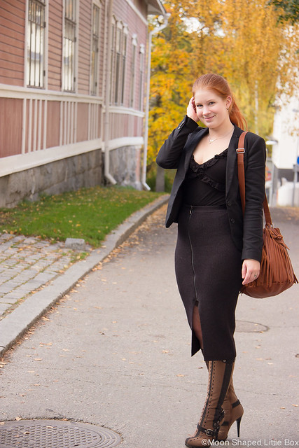 Outfit Päivän Asu Guess Esprit Kalevala Koru Ompelimo Rokita hapsulaukku nahkainen nahkalaukku kotimainen ruskeat saappaat Syystyyli fashion blog styleblog blogger tyyliblogi muoti 