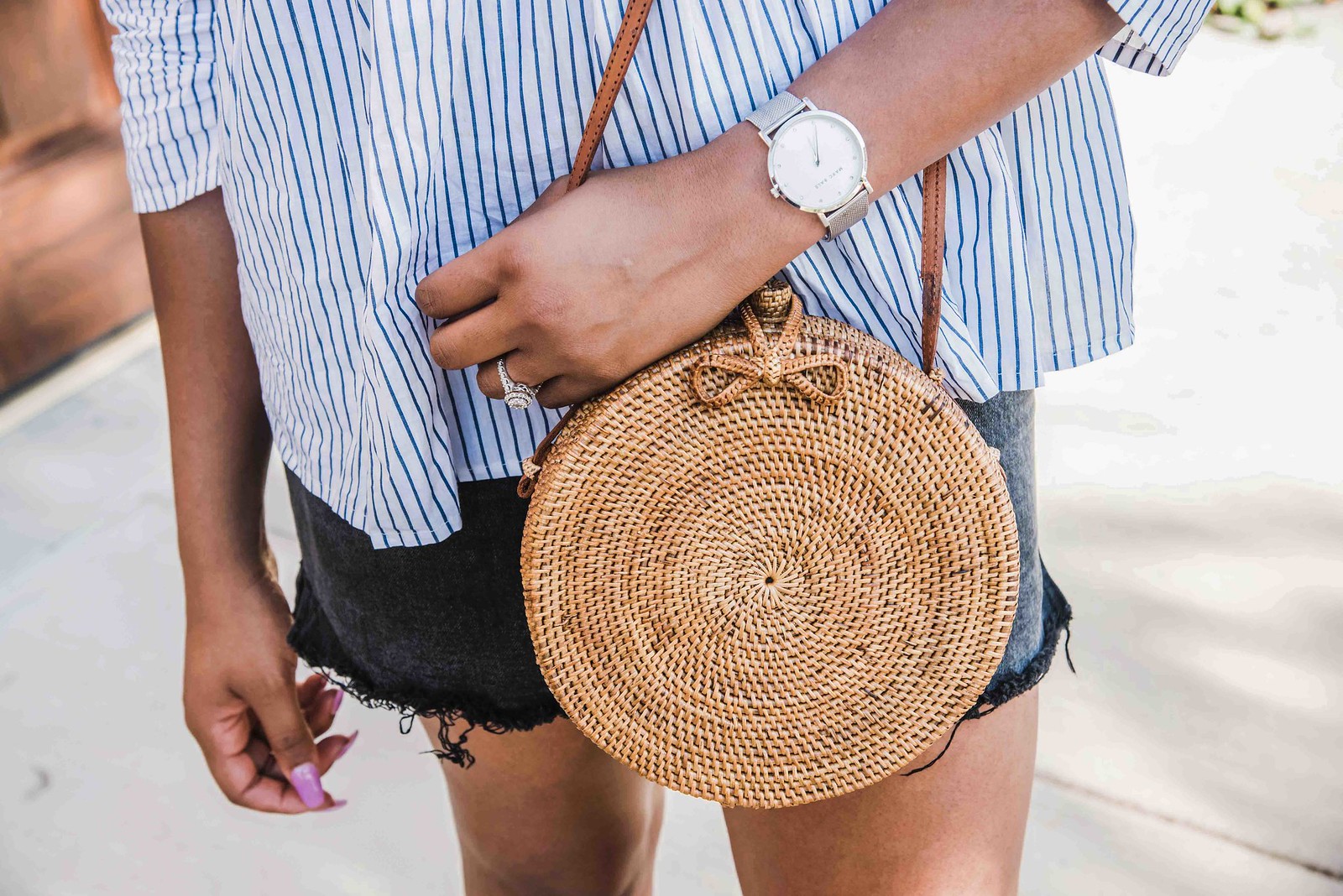 how to wear a straw bag