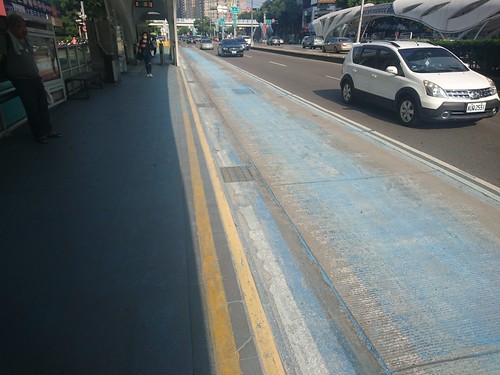 刨除BRT專用道藍色鋪面