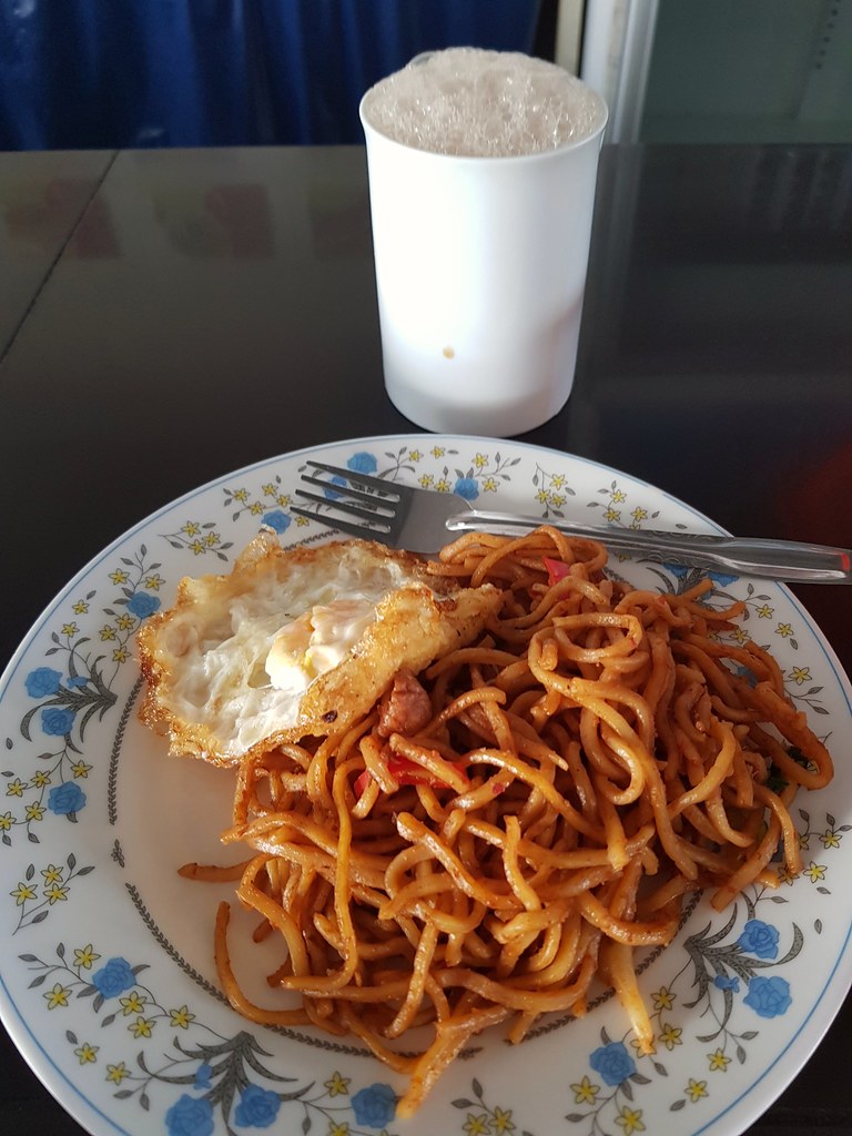 馬來炒麵加蛋 Fried Mee w/Egg $2 & 奶茶 Teh Tarik $1 @ Canteen Power Cables Malaysia Shah Alam