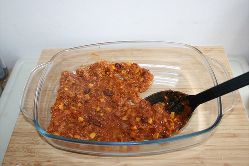 54 - Etwas Chili in Auflaufform einfüllen / Fill in some chili con carne in casserole
