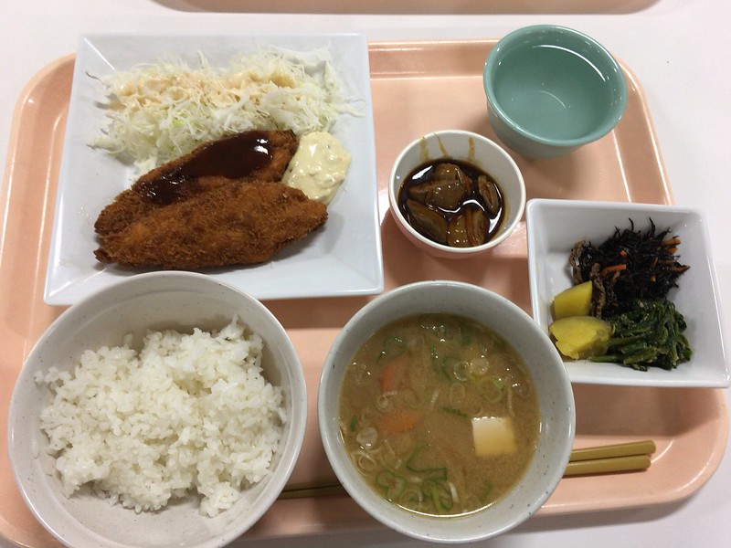 本郷東大第二食堂白身魚フライ、鶏レバー煮、秋のお総菜三種盛り、豚汁