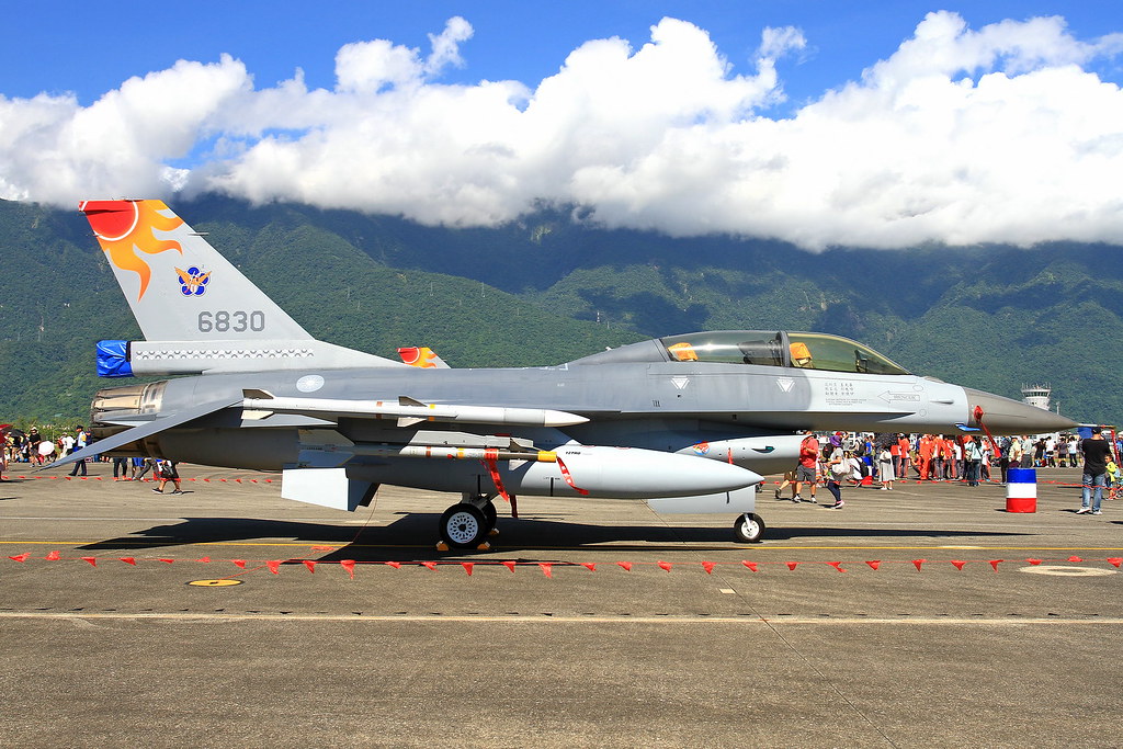 6830 Taiwan - Air Force  Lockheed Martin F-16B Fighting Falcon