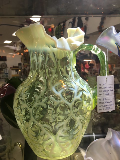 LV 317 Vaseline antique vase