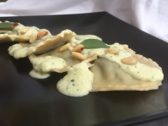 Raviolis de pasta fresca rellenos de espinacas y roquefort con salsa de calabacin