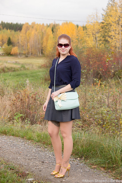OOTD My Style Fashion styleblogger Esprit Shirt Ompelimo Rokita Nahkahame Leatherskirt Gucci Heels Cobblerina Bag Fashion blog Finland Golden heels