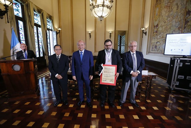 Francisco Alejandro Méndez Castañeda recibe el Premio Nacional de Literatura