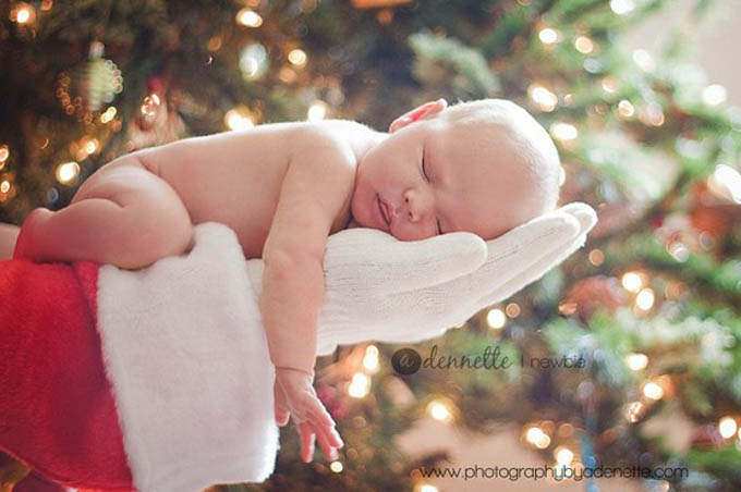 These 18 picture ideas for baby's first Christmas are so cute! If you're planning a baby photo shoot to celebrate, check this out!