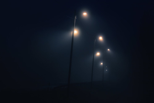 suomi finland katuvalo streetlight lightpost pole road tie valaistu dark landscape city maisema kaupunkimaisema katumaisema spooky pelottava aavemainen moody lempäälä valopylväs pimeä