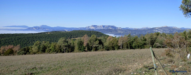 Solsonès 2017 - Exc 06 - La Ribera Salada -01- Panorámica desde la LV4241b -01- Con la Serra d'Aubenc en el centro, Serra de Turp a la derecha, el Montsec a la izda