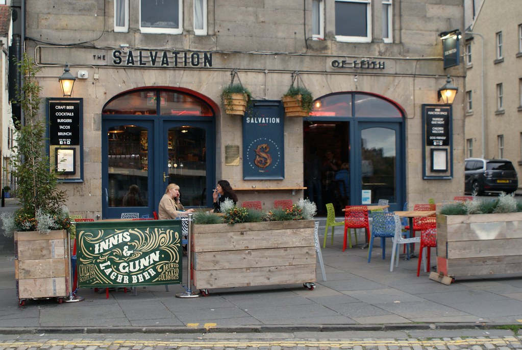 Quelques pubs et restaurants se suivent sur la rue principale de Leith à Edimbourg. 