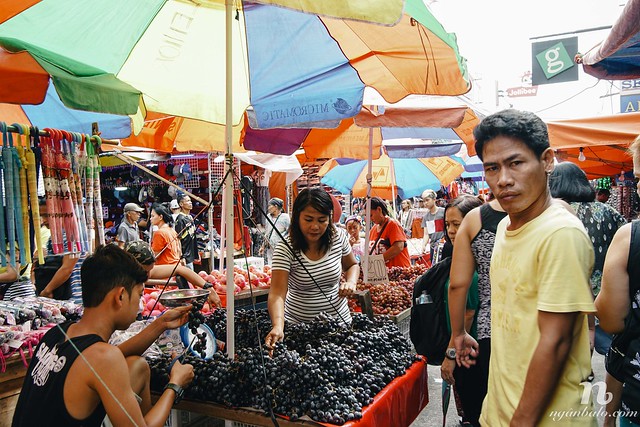 Khám phá ẩm thực đường phố "Gà con chiên giòn" ở khu chợ Quiapo, Manila