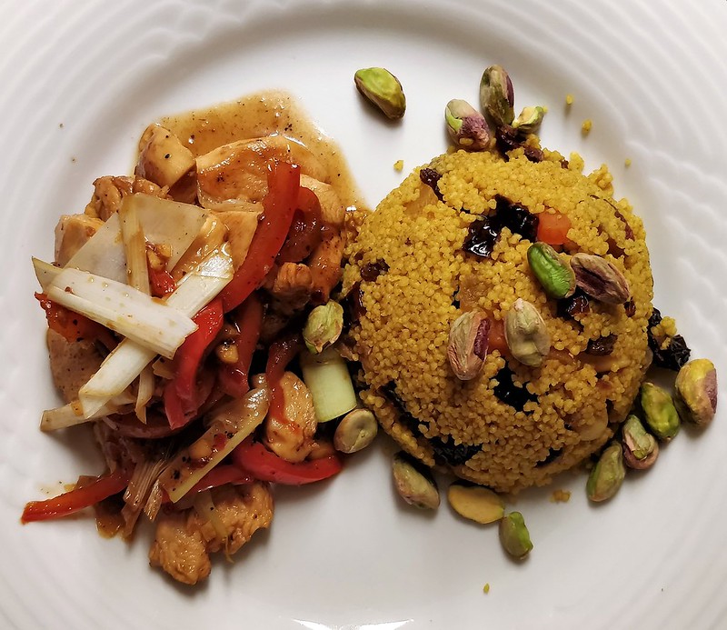 Marokkanischer Couscous mit scharfen Hühnerstreifen
