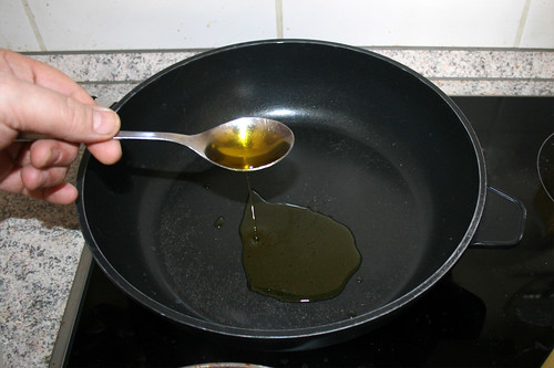 40 - Olivenöl in Pfanne erhitzen / Heat up olive oil in pan