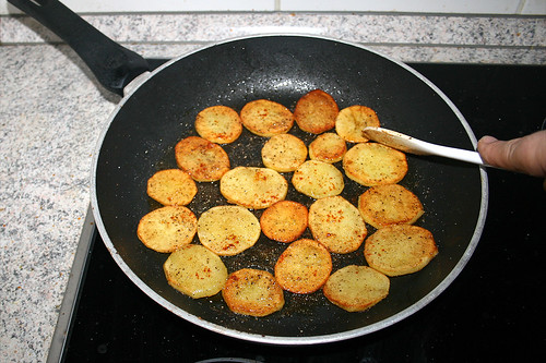 26 - Kartoffelscheiben beidseitig anbraten / Fry potato slices from both sides