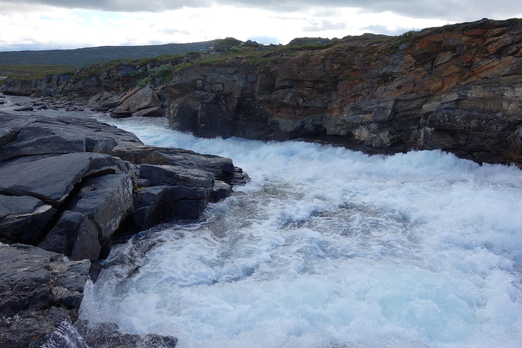 Some whitewater rapids in Varvvekjåhkå.