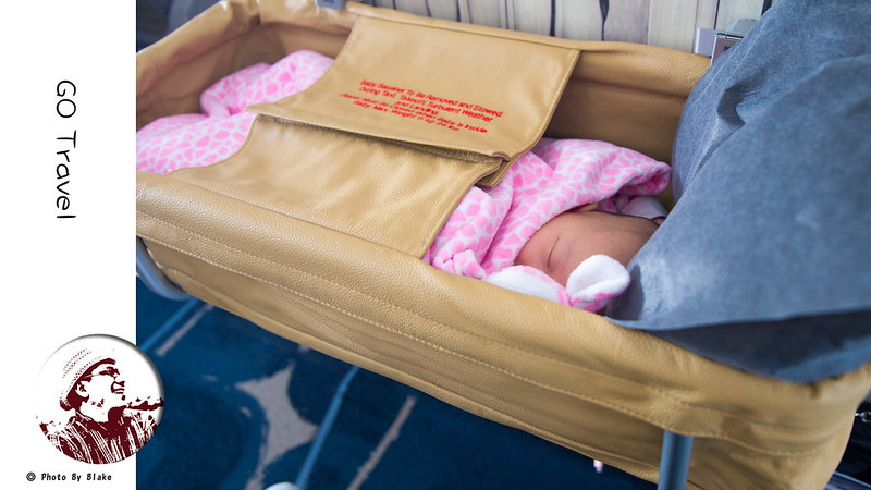 寶寶搭飛機,哺乳巾,Go Travel記憶棉頸枕,飛機隨身行李,安撫玩具 @布雷克的出走旅行視界