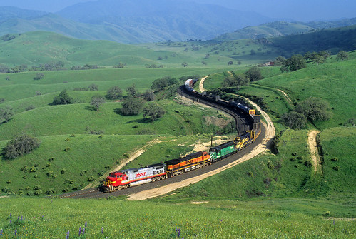 bnsf freighttrain curve tehachapimountains ge dash9 c449w warbonnet bealville california tehachapipassroute locomotive ca