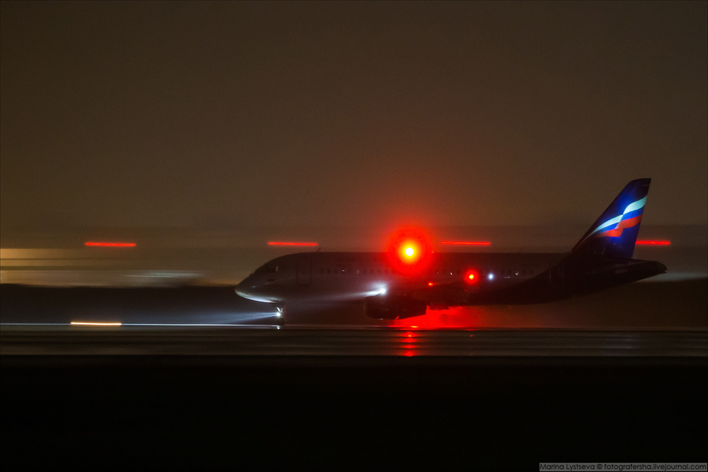 Ночные ли. Airbus a320 проблесковые огни. Навигационные огни SSJ-100. Бортовые аэронавигационные огни самолета. Бортовые аэронавигационные огни Бано-45.