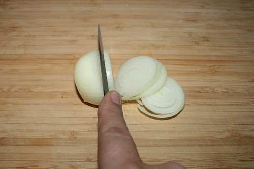 09 - Zwiebel in Ringe schneiden / Cut onion in rings