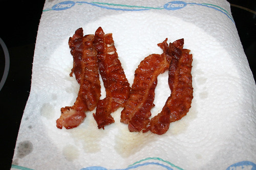 21 - Speckstreifen auf Küchenpapier abtropfen lassen / Drain bacon in kitchen towel